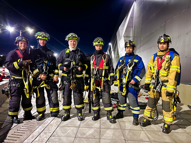 En la madrugada de este miércoles, 28 de septiembre, los integrantes del Cuerpo de Bomberos tuvieron un entrenamiento práctico sobre rescate en alturas.