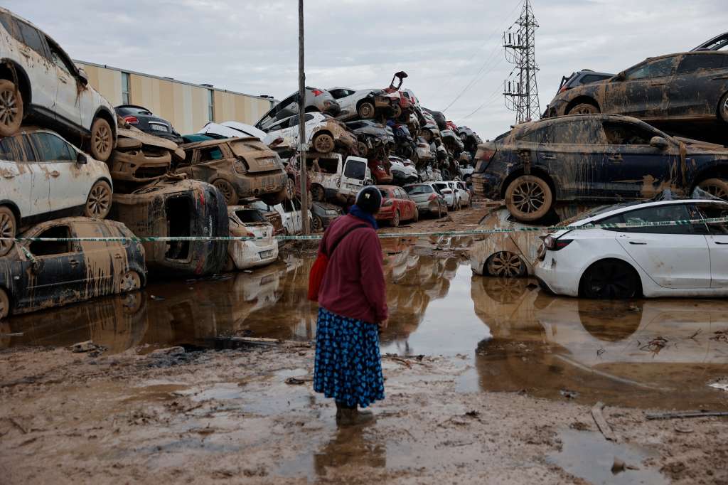 PAIPORTA (VALENCIA), 08/11/2024.- Varios coches, que fueron arrastrados por el agua tras el paso de la dana, almacenados en un descampado en Paiporta este viernes. La Unidad Militar de Emergencias (UME) sitúa en los municipios valencianos de Paiporta, Chiva, Catarroja y Massanassa la situación "más crítica" por la dana y que está requiriendo un mayor número de actuaciones por parte de las fuerzas armadas que trabajan en casi 600 misiones diferentes en 72 localidades. EFE/ Biel Aliño