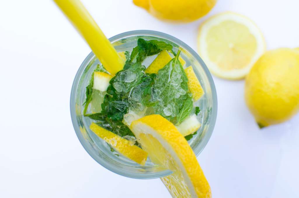 Prepara esta saludable bebida con apio y limón para ayudarte a perder peso.