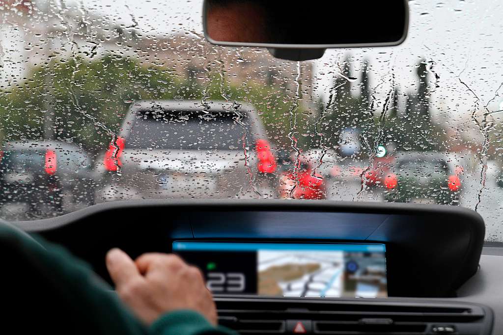Las recomendaciones en el escenario de lluvia incluyen reducir la velocidad y aumentar la distancia con los demás vehículos que transiten en la vía.