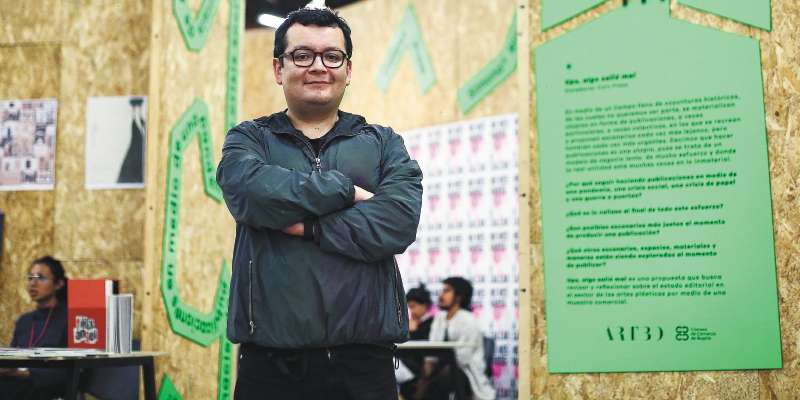 Francisco Toquica en Artbo 2022, donde hizo la curaduría editorial para la sección 'Libro de artista', proyecto que llamó 'Ups, algo salió mal'.