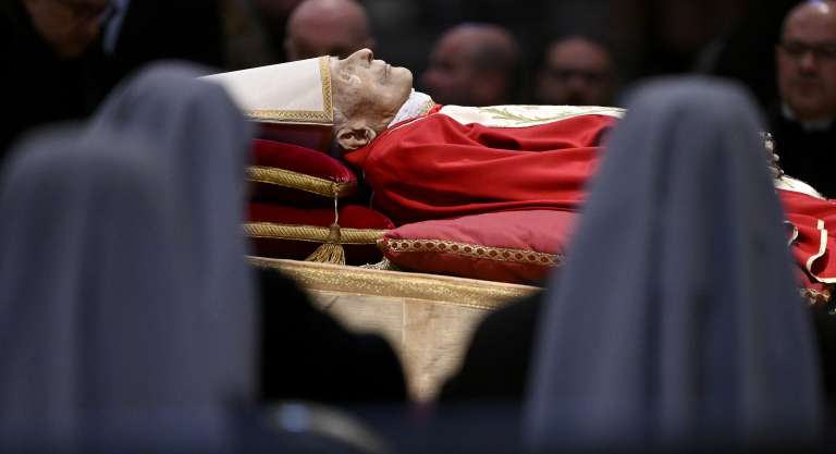 Vatican (Vatican City State (holy See)), 02/01/2023.- The body of the late Pope Emeritus Benedict XVI (Joseph Ratzinger) lies in state in the Saint Peter's Basilica for public viewing, Vatican City, 02 January 2023. Former Pope Benedict XVI died on 31 December at his Vatican residence, aged 95. For three days, starting from 02 January, the body will lay in state in St Peter's Basilica until the funeral on 05 January. (Papa) EFE/EPA/ETTORE FERRARI