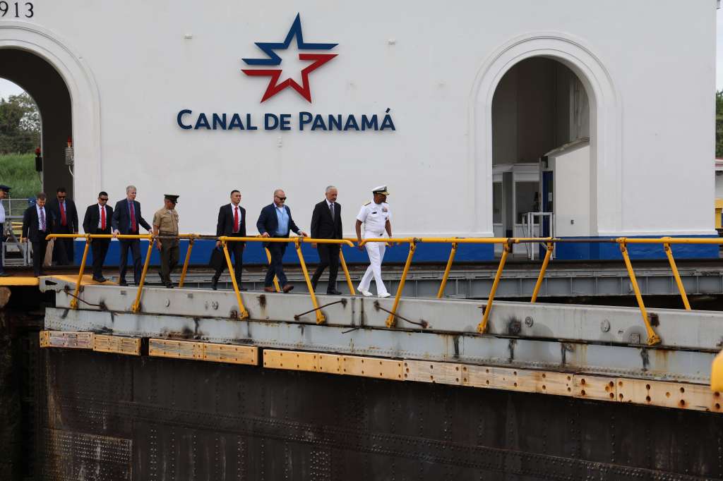 AME1750. CIUDAD DE PANAMÁ (PANAMÁ), 20/02/2025.- Fotografía cedida por la Embajada de Estados Unidos en Panamá del jefe del Comando Sur de EE.UU., Alvin Holsey (d), durante su visita este jueves al Canal de Panamá, en Ciudad de Panamá (Panamá). El presidente de Panamá, José Raúl Mulino, pidió al canciller, Javier Martínez-Acha, "rechazar" hablar de la supuesta influencia china en el Canal interoceánico durante la reunión que iba a mantener con el jefe del Comando Sur de EE.UU., Alvin Holsey, de visita en el país centroamericano. EFE/ Embajada de Estados Unidos en Panamá / SOLO USO EDITORIAL/ SOLO DISPONIBLE PARA ILUSTRAR LA NOTICIA QUE ACOMPAÑA (CRÉDITO OBLIGATORIO)