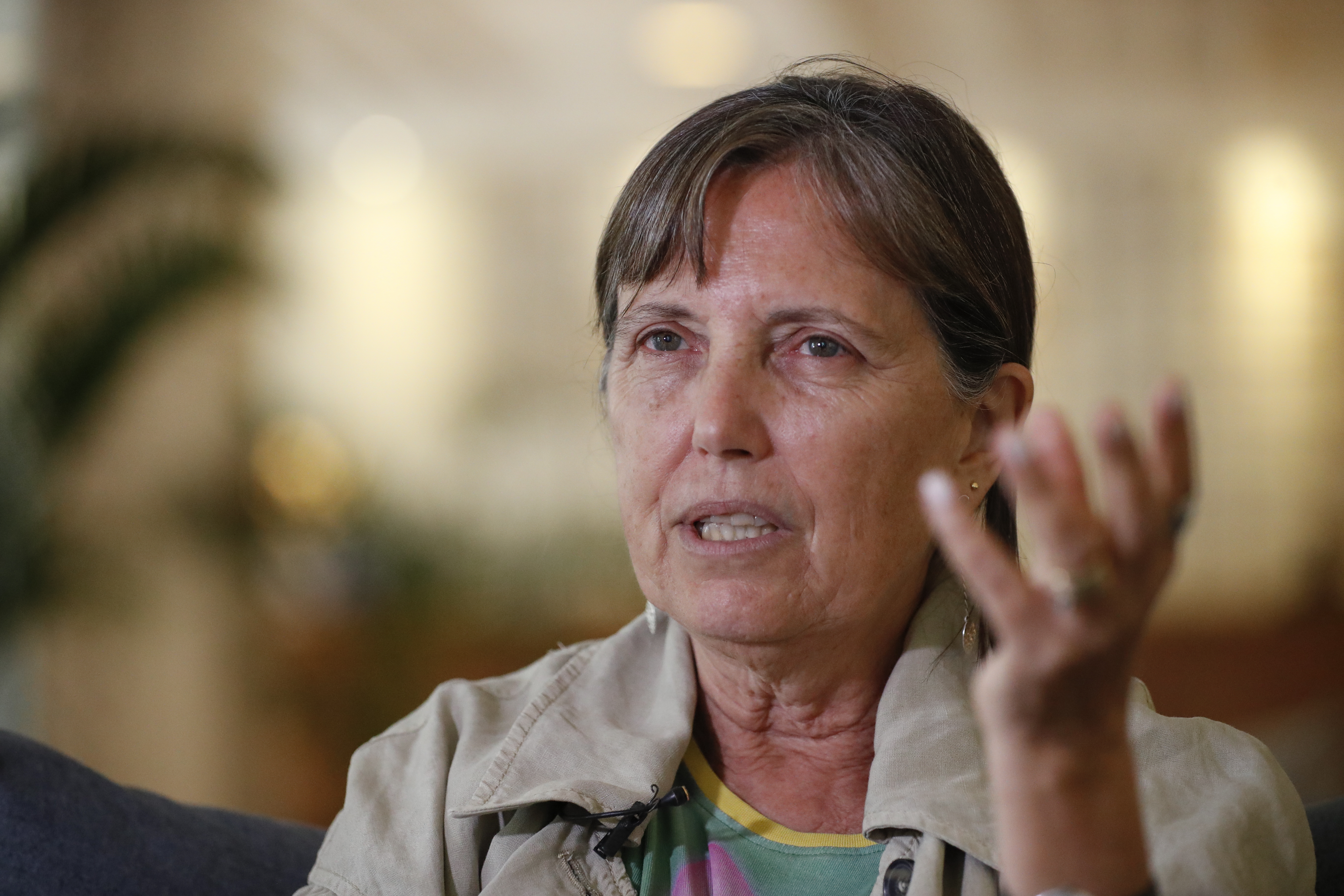 AME8176. CIUDAD DE PANAMÁ (PANAMÁ), 23/05/2024.- La escritora argentina Claudia Piñeiro habla con EFE durante una entrevista, el 22 de mayo de 2024, durante la XI edición de Centroamérica Cuenta, el festival literario itinerante más grande de la región dedicado este año a la poeta nicaragüense-salvadoreña Claribel Alegría, en Ciudad de Panamá (Panamá). A la novelista argentina Claudia Piñeiro no solo le preocupa la crisis socioeconómica de su país, el desempleo y que a la gente no le alcance para llegar a fin de mes, le turba todo, incluido los "exabruptos" recientes del presidente, Javier Milei, en España, dijo la autora en una entrevista a EFE. Piñeiro (Buenos Aires, 1960) conocida por sus firmes posturas en temas sobre la escritura, la cultura y el feminismo, entre otros, soltó, en un aparte de su participación en la XI edición de festival Centroamérica Cuenta que se celebra esta semana en Panamá, que no solo es un problema que le acucia: "me preocupa toda la Argentina hoy". EFE/ Bienvenido Velasco