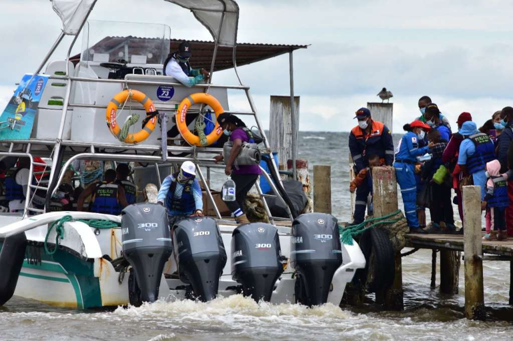La Cruz Roja Colombia ha estado ayudando desde Necoclí a control la situación migratoria.