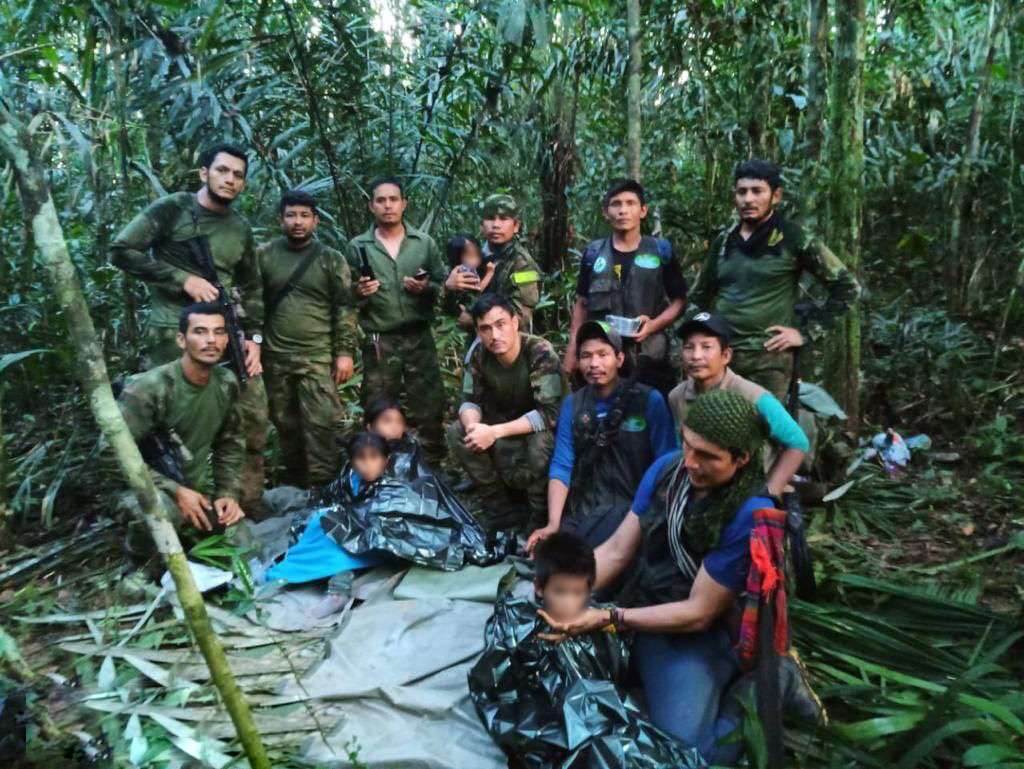 Después de cinco semanas de intensas búsquedas, las Fuerzas Militares confirmaron el hallazgo de los cuatro niños con vida, quienes eran pasajeros de la aeronave tipo Cessna HK 2803, que se accidentó el pasado primero de mayo, mientras cubría la ruta Arauca y San José del Guaviare.