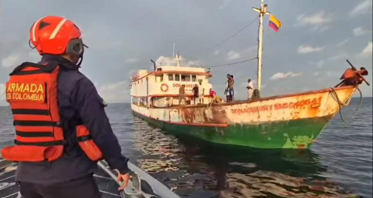 Rescataron a 21 personas que quedaron a la deriva en el océano Pacífico