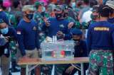 Encuentran caja negra del avión que cayó al mar con 62 personas en Indonesia