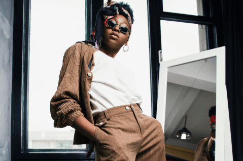 ¿Cómo combinar un pantalón café? Mira estas ideas de outfit para mujer