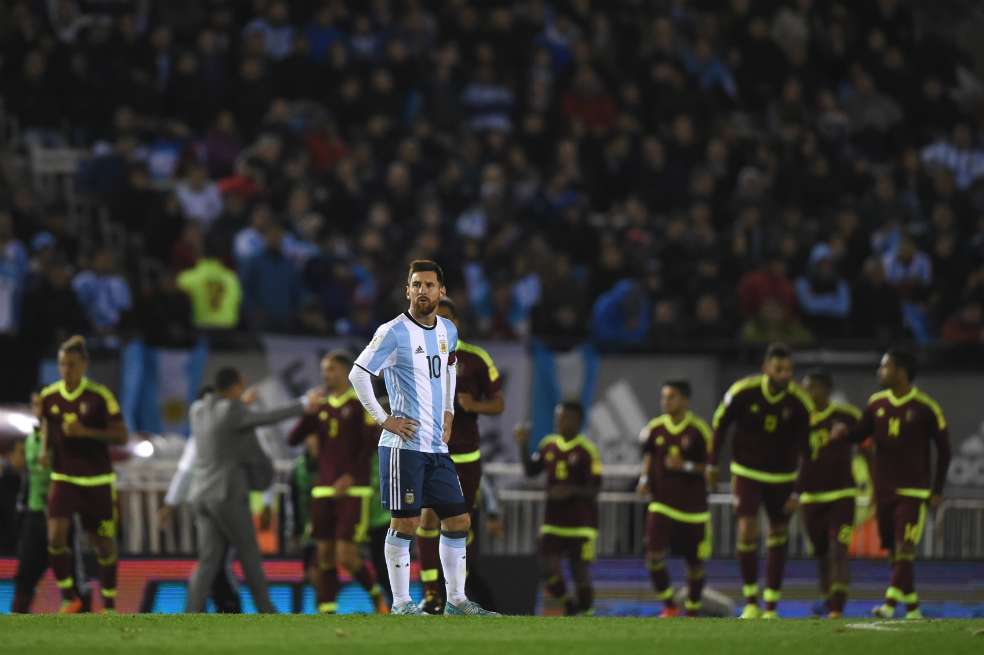 Lionel Andrés Messi, capitán de Argentina, se lamenta tras el gol de Venezuela que abrió el marcador, este martes, en el estadio Monumental. / AFP