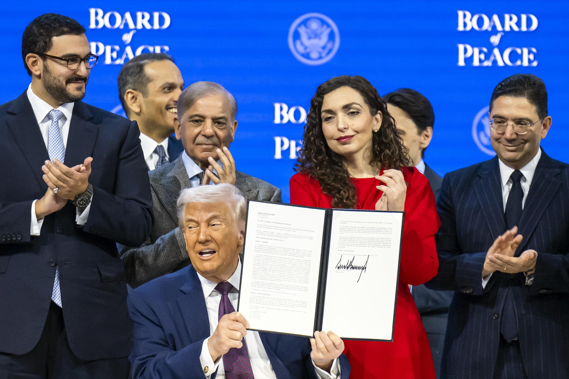DAVOS (Switzerland), 22/01/2026.- US President Donald Trump (C) holds a signed founding charter at the 'Board of Peace' meeting during the 56th annual meeting of the World Economic Forum (WEF), in Davos, Switzerland, 22 January 2026. The 2026 summit, running from 19 to 23 January and held under the theme 'A Spirit of Dialogue,' brings together global political leaders, corporate executives, and scientists to address international challenges. (Suiza) EFE/EPA/GIAN EHRENZELLER
