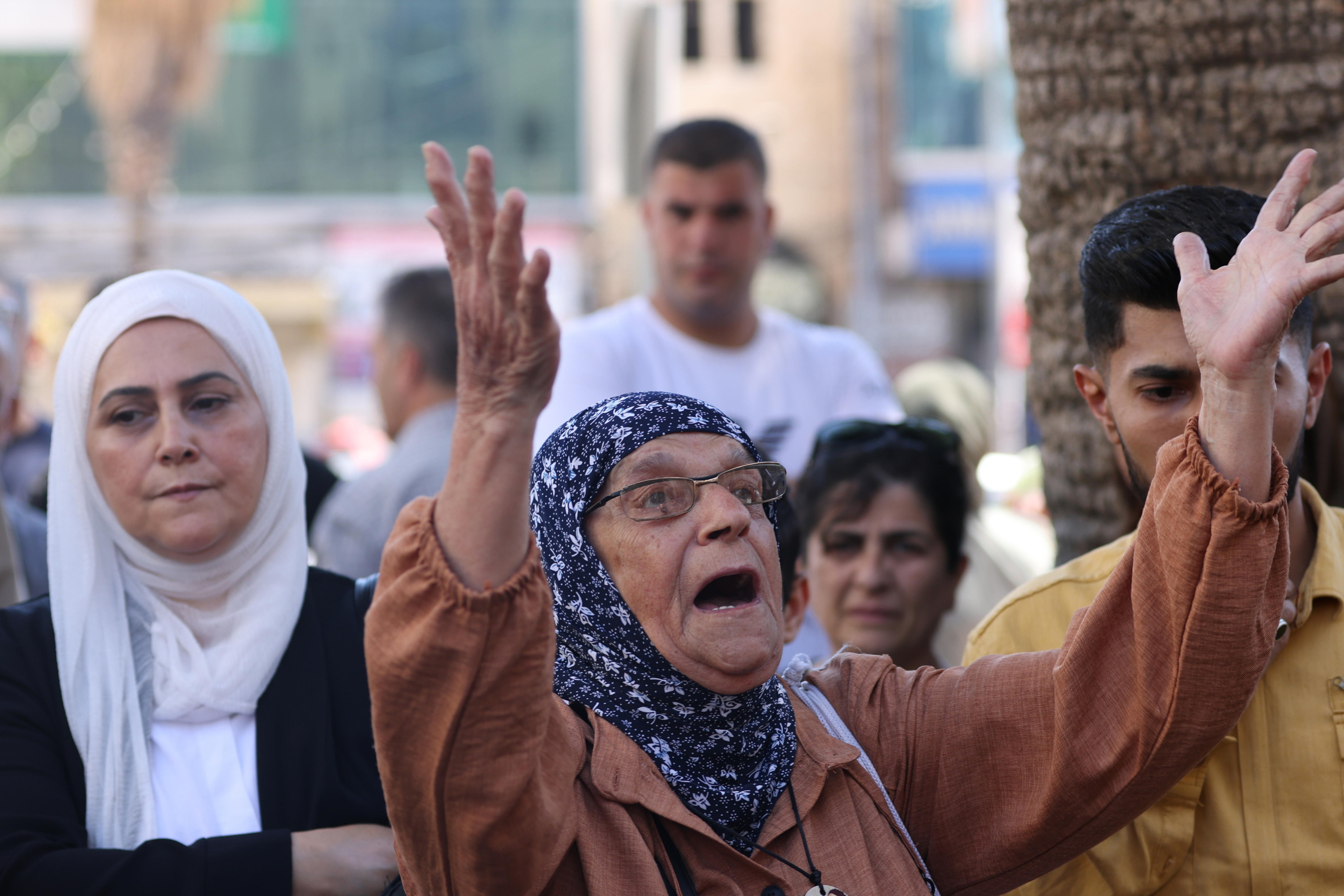 Nablus (-), 10/08/2024.- A woman reacts as Palestinians attend a protest following an Israeli strike on the Al-Taba'een school in the Daraj Tuffah neighborhood of Gaza, in the West Bank city of Nablus, 10 August 2024. At least 93 people were killed in the strike, said the director of Al-Ahli Hospital in Gaza City. According to the Israel Defense Forces (IDF) the strike was carried out against a Hamas 'control center embedded in the Al-Taba'een school, adjacent to a mosque in Daraj Tuffah, which serves as a shelter for the residents of Gaza City'. More than 39,700 Palestinians and over 1,400 Israelis have been killed, according to the Palestinian Health Ministry and the Israel Defense Forces (IDF), since Hamas militants launched an attack against Israel from the Gaza Strip on 07 October 2023, and the Israeli operations in Gaza and the West Bank which followed it. (Protestas) EFE/EPA/ALAA BADARNEH