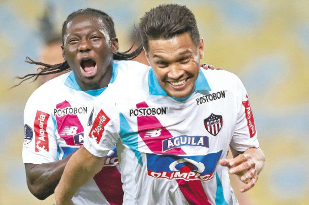 Yimmi Chará (izq.) y Teófilo Gutiérrez, las figuras indiscutidas del Júnior de Barranquilla, que hoy recibe al Flamengo por Copa Sudamericana. / EFE