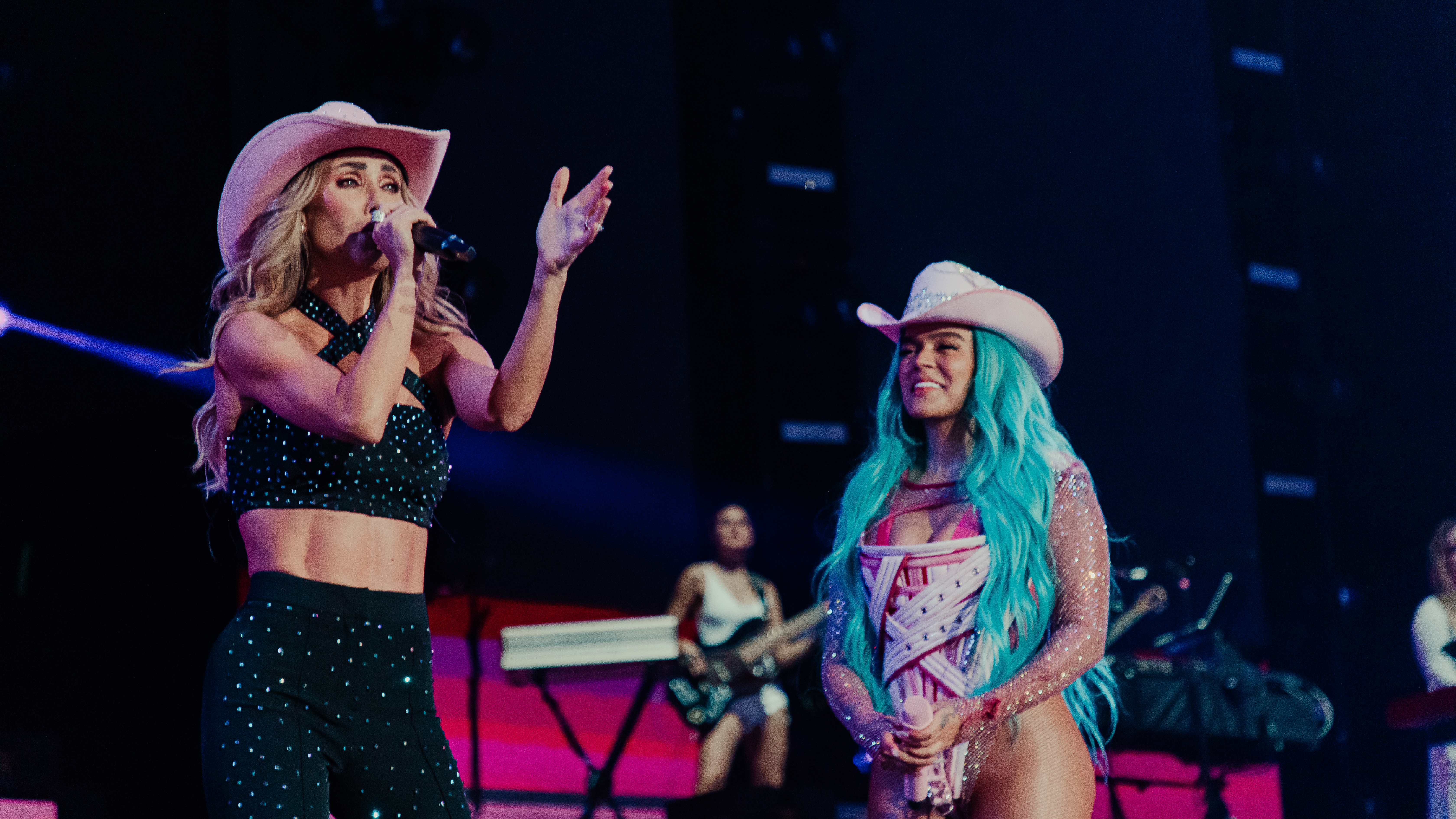 Karol G y Anahí cantaron “Sálvame”, himno de RBD