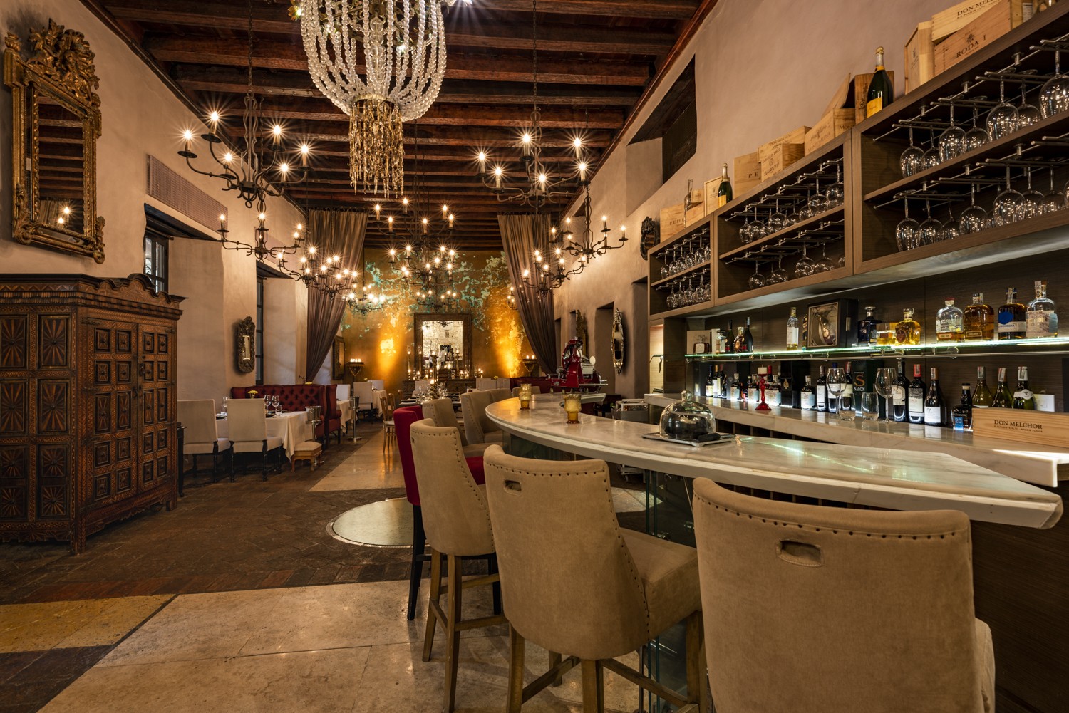 El Restaurante 1621 ha logrado consolidar una propuesta diferente, más moderna que integra a los comensales con un único menú degustación, lo que ha permitido elevar a un nivel superior los productos locales para llegar a preparaciones gourmet que sorprenden en cada detalle, desde la cocción, texturas y maridajes que realzan los sabores en el paladar.