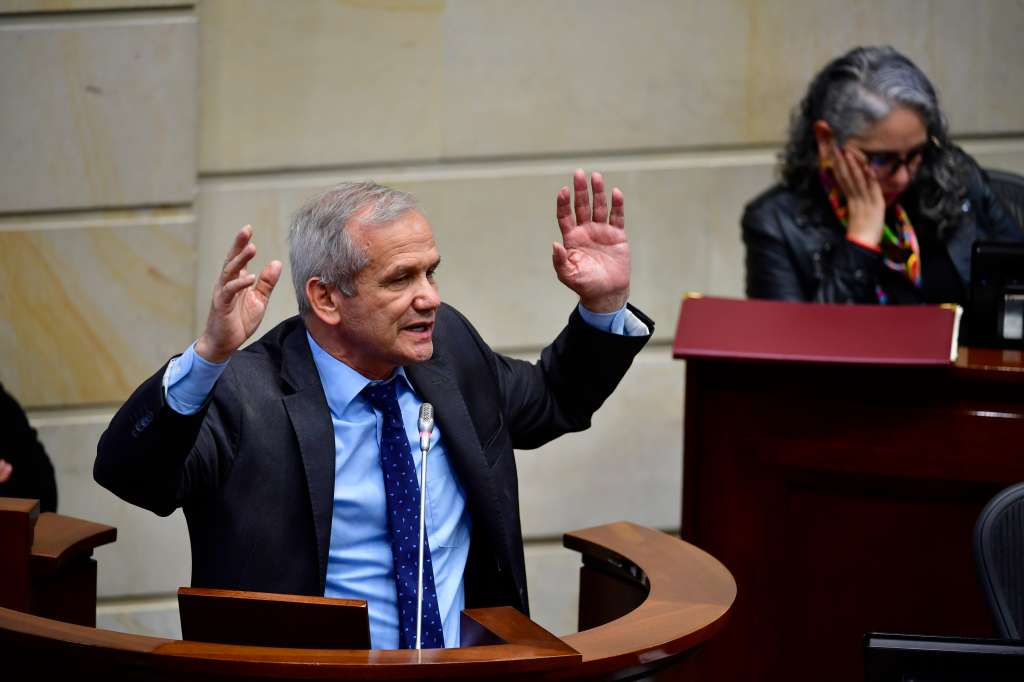 Director general de la Dirección Nacional de Inteligencia durante debate de control político en su contra
