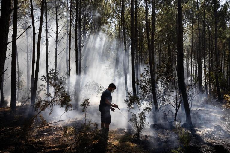CLAOUEY (France), 28/07/2026.- A local volunteer assists French firefighters by carrying out water-spraying operations during a battle against wildfire spreading in Claouey, southwestern France, 28 July 2026. According to a recent report from the French Ministry of the Interior, 167,000 people have been evacuated and at least 98,000 hectares have been burned since the beginning of the wildfires in and around the Cap Ferret peninsula. (incendio forestal, Francia) EFE/EPA/SOPHIE GARCIA