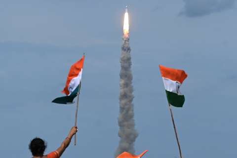 India inició exitosamente su misión para llegar a la Luna
