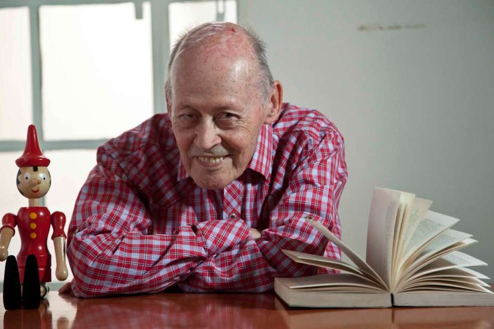 Jaime Jaramillo Escobar, al lado de Pinocho, de quien dice que fue más universal que Cervantes. / Juan Fernando Ospina.