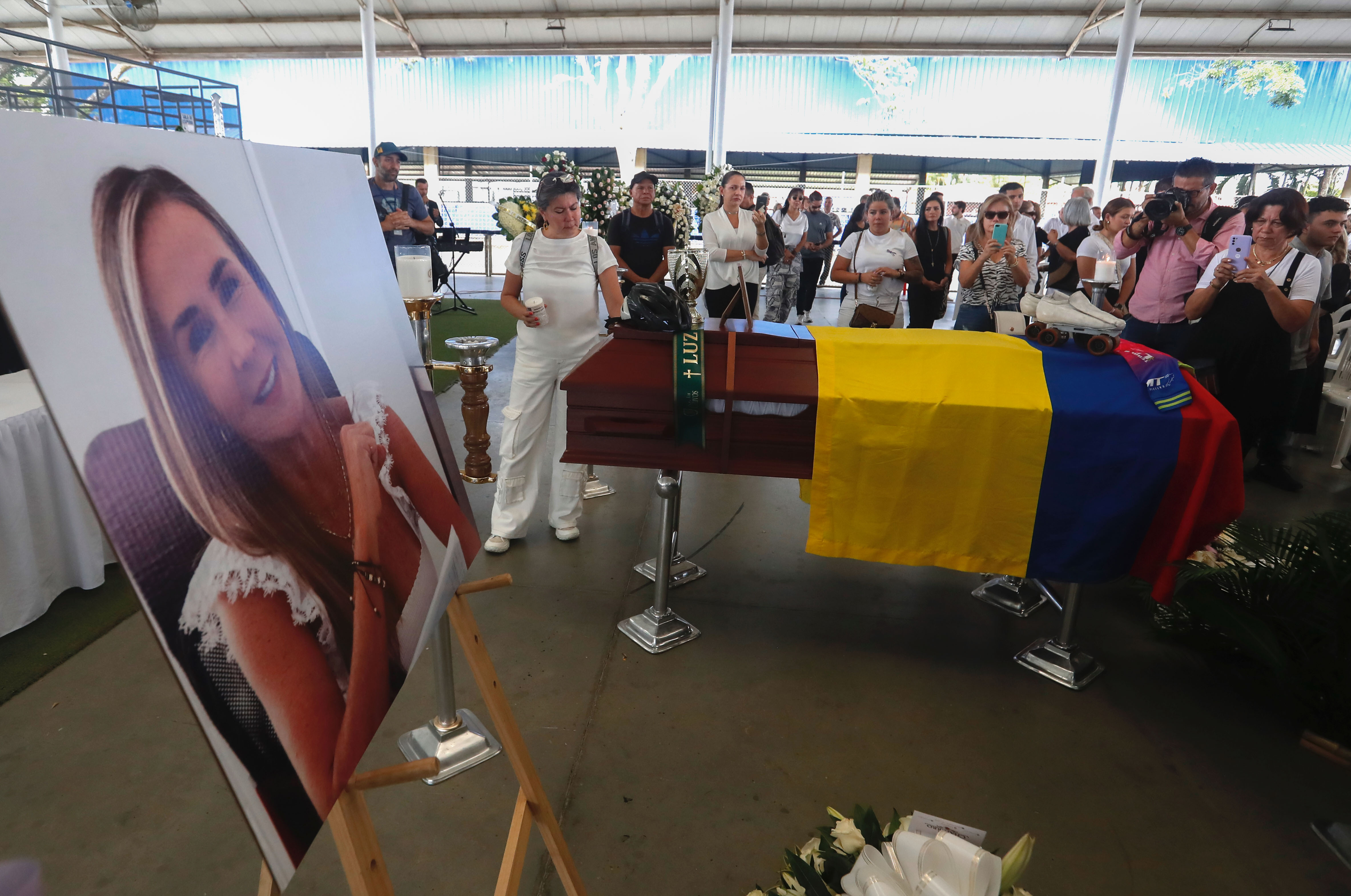 AME8796. CALI (COLOMBIA), 07/08/2023.- Familiares, amigos y colegas asisten hoy al velorio de la expatinadora colombiana Luz Mery Tristán, en Cali (Colombia). Tristán, que fue campeona mundial en 1990, fue asesinada la madrugada de este domingo en un condominio de Cali (suroeste), crimen por el que fue detenido su pareja. La expatinadora de 60 años recibió varios disparos supuestamente de parte de su novio, que atacó a tiros a la Policía cuando ésta llegó al lugar de los hechos. EFE/ Ernesto Guzmán