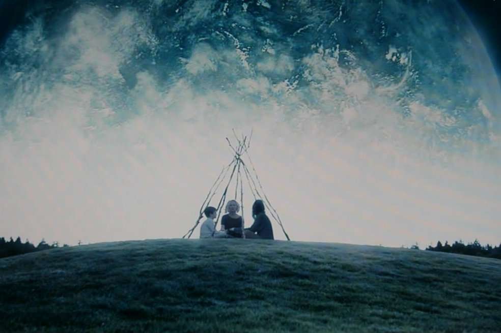 En ‘Melancolía’, de Lars Von Trier, un planeta oculto detrás del Sol amenaza con chocar a la Tierra.