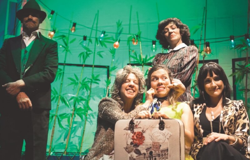 Cecilia Navia, Mónica Giraldo y Martha Leal en una escena de la obra “Las Tías”, que combina drama, comedia y circo. / Cortesía: La Ventana Circo -Erika Ortega