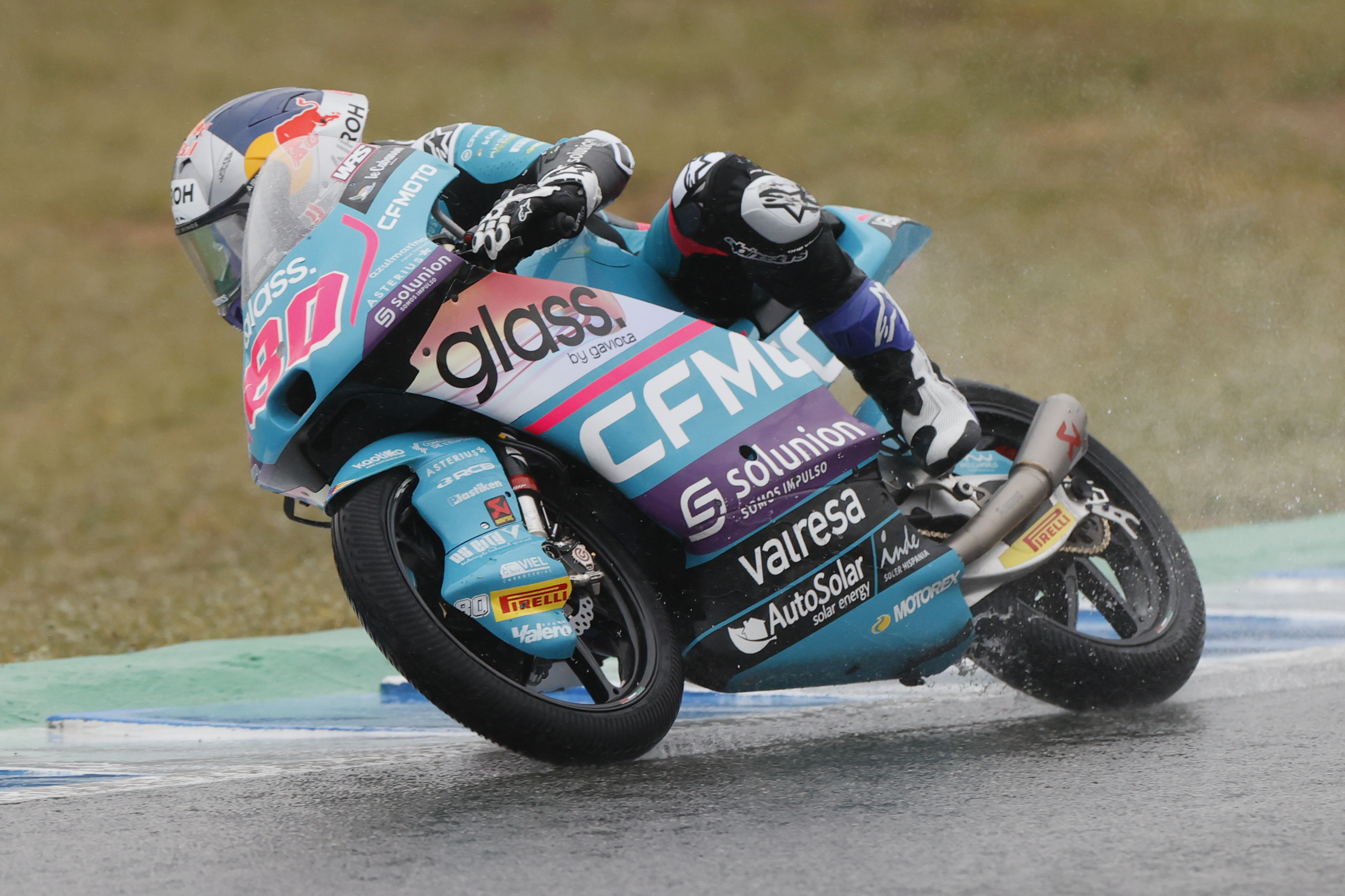 JEREZ DE LA FRONTERA (CÁDIZ), 27/04/2024.- El piloto colombiano de Moto3 David Alonso (c), del equipo CFMOTO Aspart Team, toma la curva durante la tercera sesión de entrenamientos libres para el Gran Premio de España de motociclismo este sábado en Jerez de la Frontera (Cádiz). EFE/ José Manuel Vidal