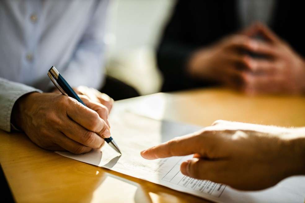 Dos personas acuerdan la forma de un documento legal.