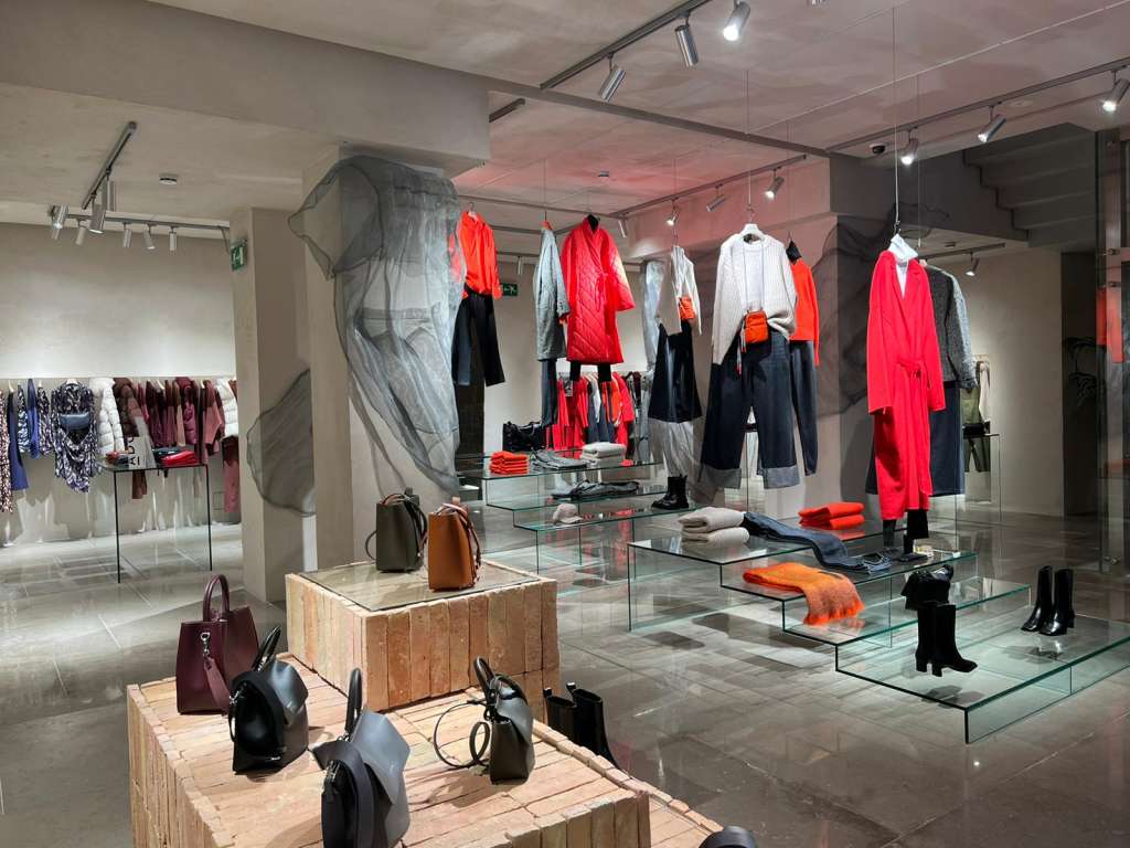 Tienda de Adolfo Domínguez en España diseñada en torno al uso de materiales propios del país.