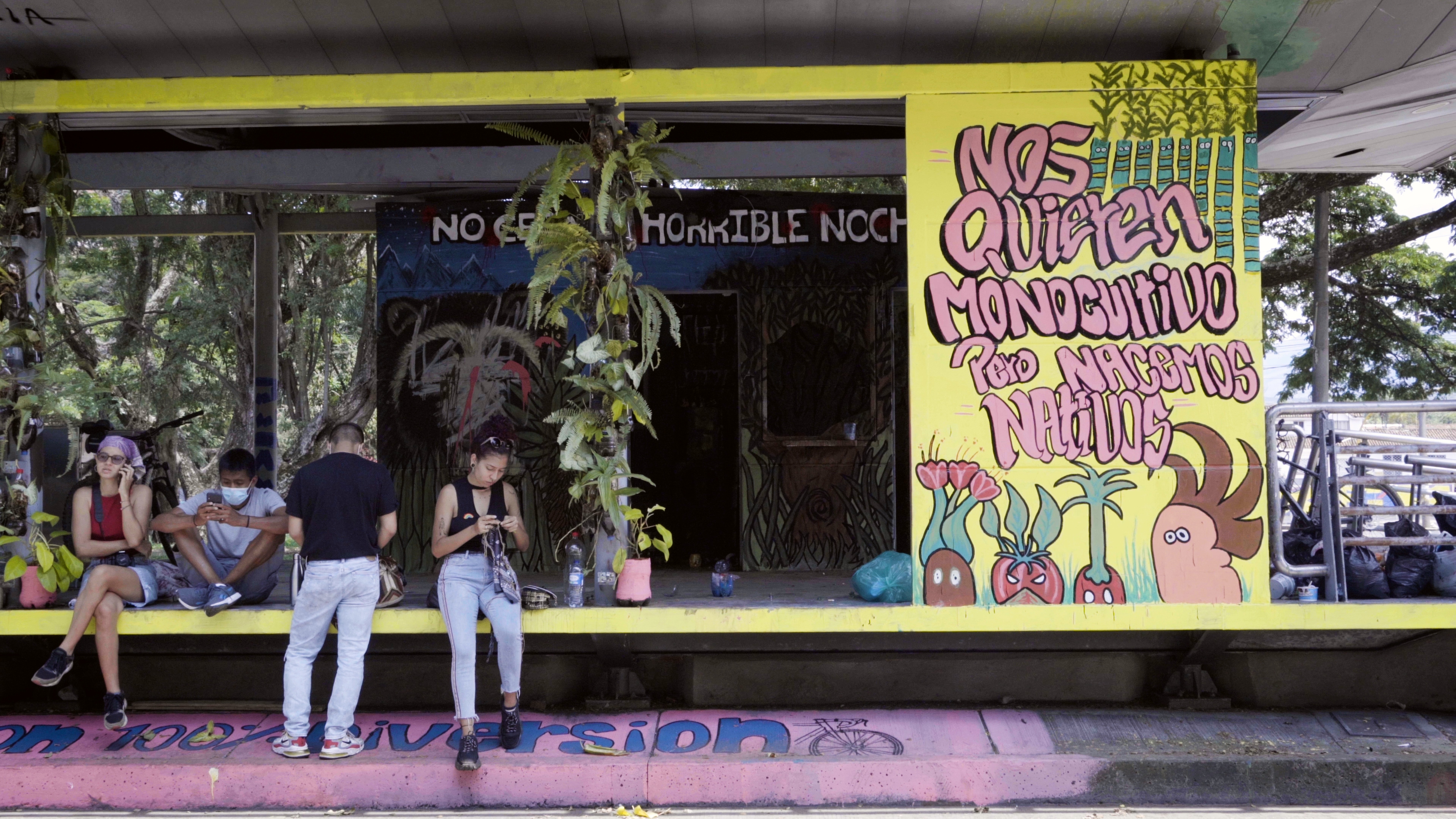 La estación del MIO de Univalle, luego del taller de jardines verticales y de las jornadas de graffiti.