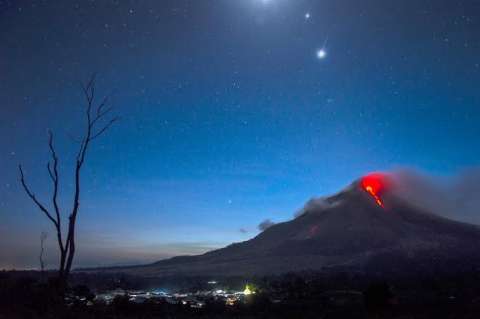Impactantes imágenes de la erupción de un volcán en Indonesia