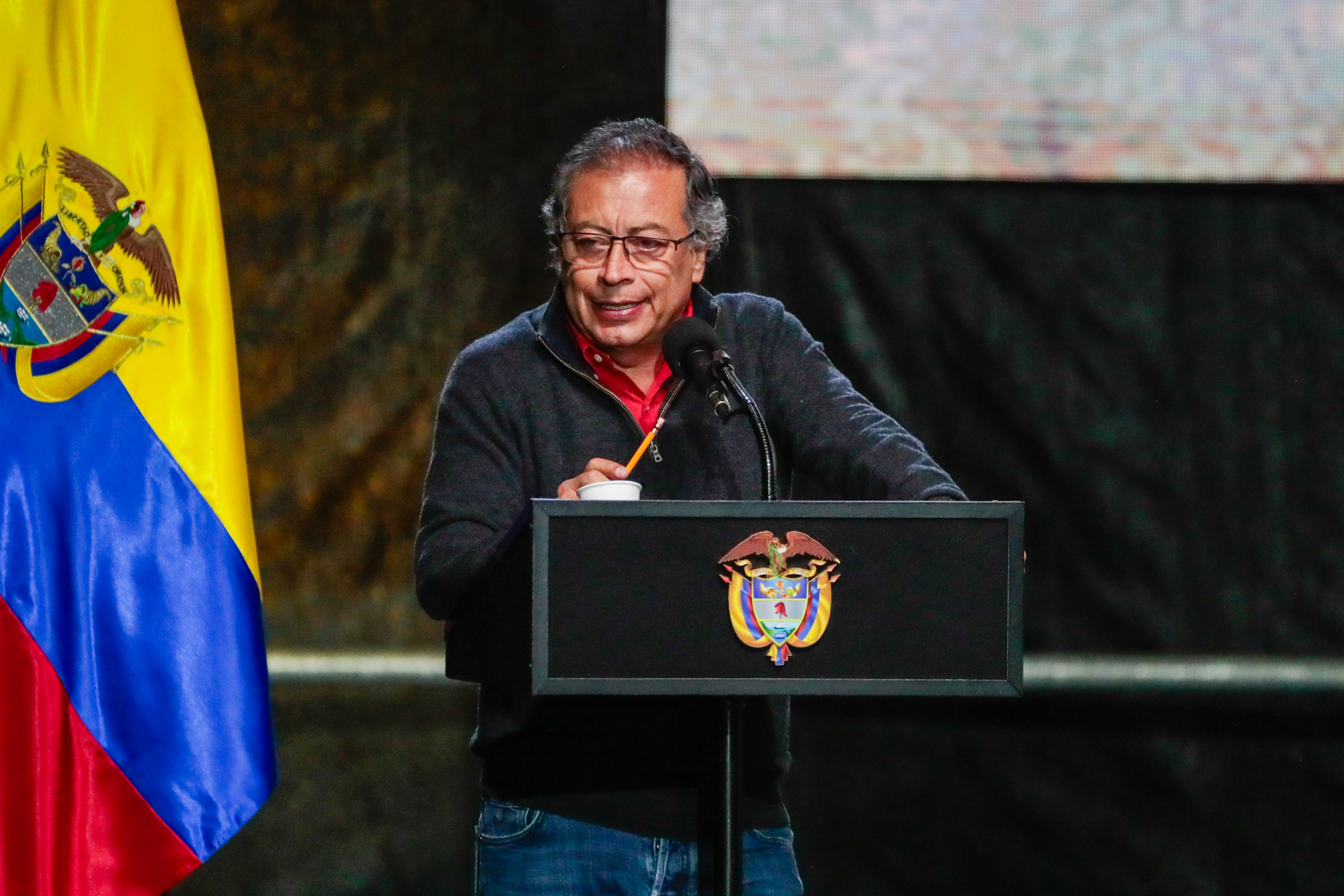 BOG400. BOGOTÁ (COLOMBIA), 22/07/2024.- El presidente de Colombia, Gustavo Petro, habla este lunes en la Plaza de Toros La Santamaría en Bogotá (Colombia). El Gobierno colombiano sancionó la ley ‘No más olé’, que prohíbe las corridas de toros en el país a partir de 2027 y que fue aprobada por el Congreso en mayo pasado, una iniciativa que, según denuncian los defensores de la tauromaquia, afectará a la economía y el empleo de las personas que viven de esta actividad. EFE/Carlos Ortega
