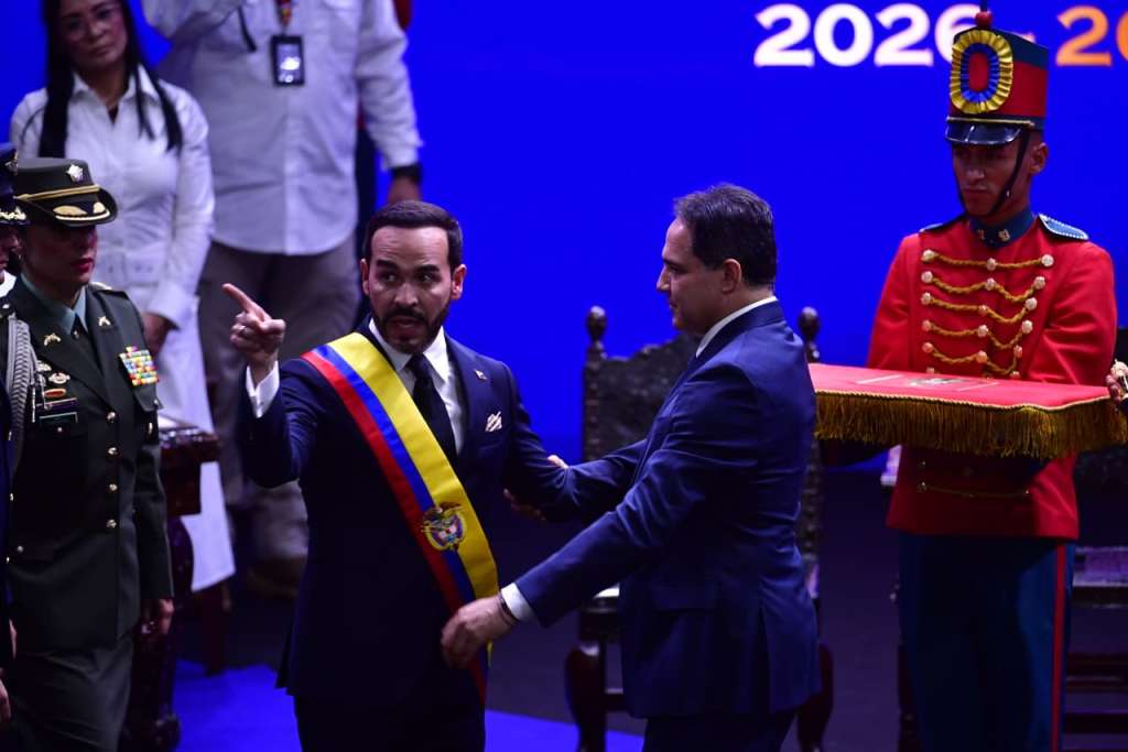 Abelardo de la Espriella recibió la banda presidencial para consolidar la transición de mando. Juramentó como nuevo mandatario de los colombianos y dio lugar a la posesión de José Manuel Restrepo como nuevo vicepresidente.