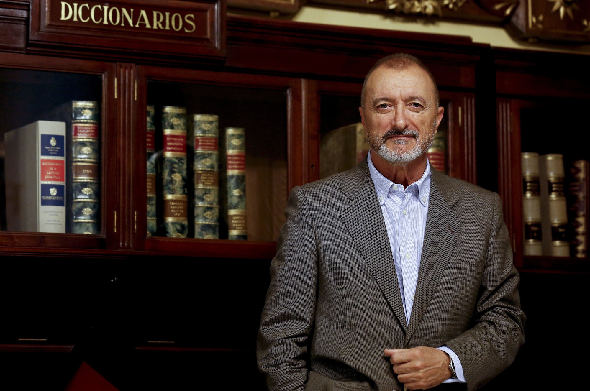El escritor español Arturo Pérez Reverte, quien dice que la literatura no hace feliz al ser humano, pero al menos lo lleva a saber por qué no lo es.  / EFE