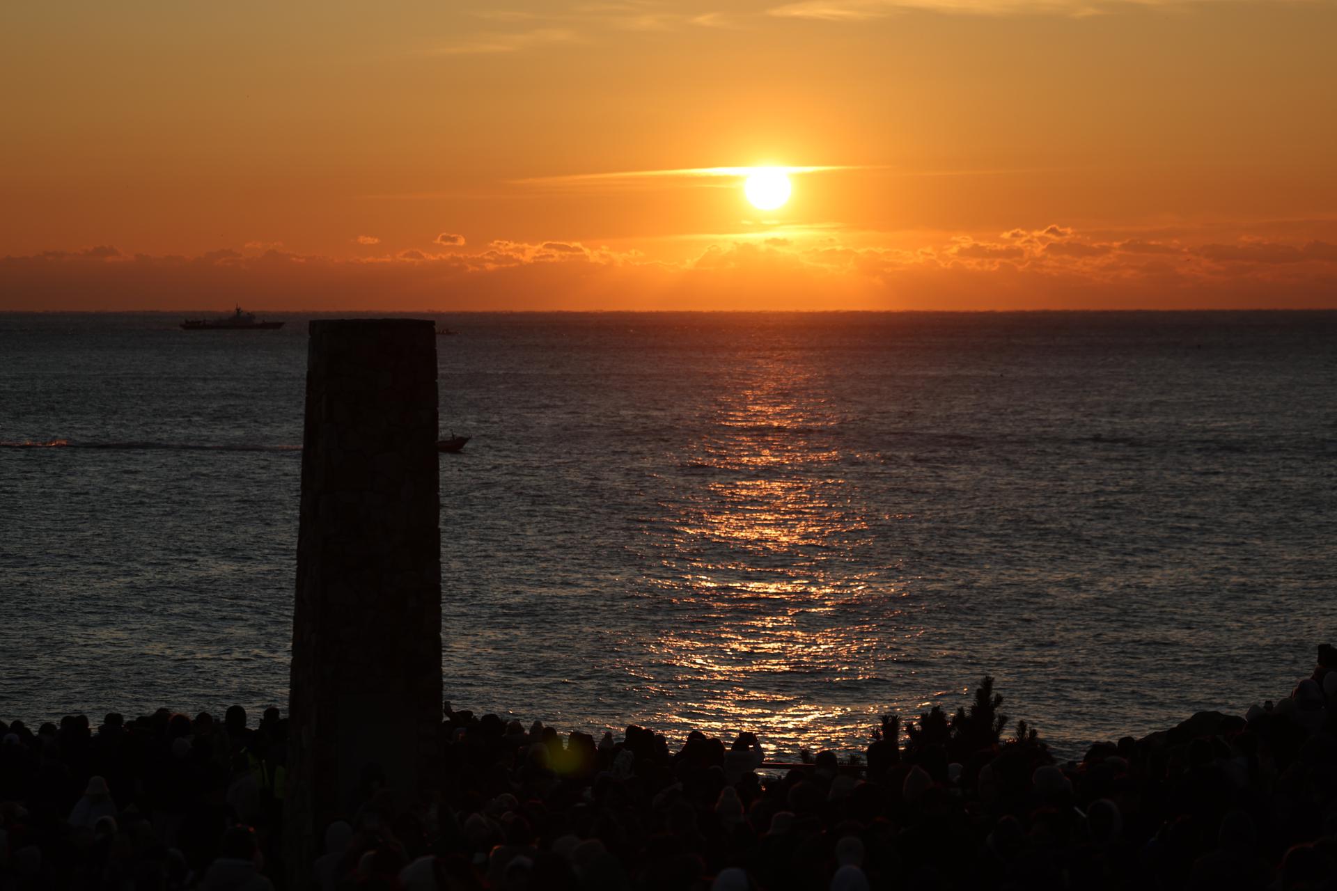 ULSAN (Korea, Republic Of), 01/01/2026.- People look at 2026's first sunrise at Cape Ganjeol, a coastal point where the sunrise can be viewed the earliest on the Korean Peninsula, on the coast of Ulsan, South Korea, 01 January 2026. (Corea del Sur) EFE/EPA/YONHAP SOUTH KOREA OUT