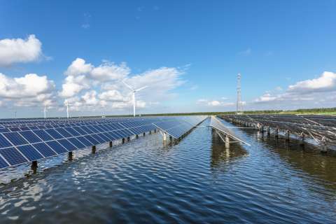 ¿Cómo mejorar la gobernanza del agua y promover alternativas de energía renovable?