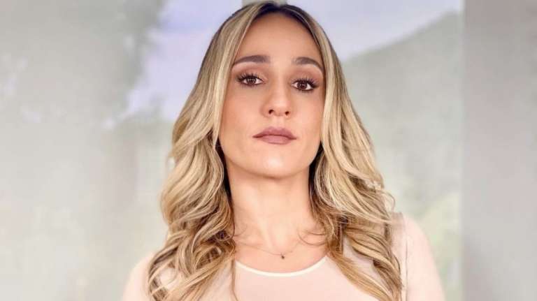 Este es uno de los tonos de cabello más radicales con el que hemos visto a la actriz que personifica a Victoria Eugenia Henao en 'Escobar, el patrón del mal'. Este color resalta su roso y le da luminosidad a su mirada.