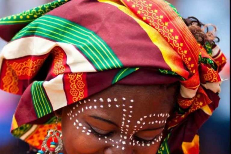 África le habla a Ruanda