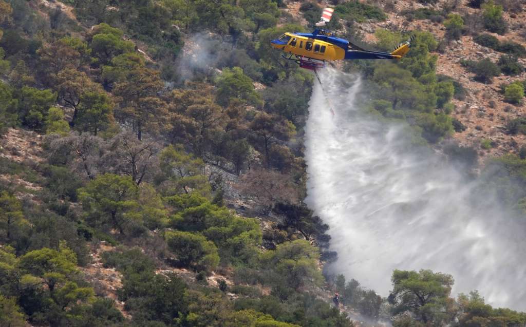 Kouvaras (Greece), 10/08/2026.- A firefighting helicopter drops water over a wildfire in Agios Sylianos, at Kouvaras area in Attica, Greece, 10 August 2026. The force deployed against the fire included 197 firefighters and seven specialist ground teams from the 1st and 8th Special Forest Operations Unit (EMODE), as well as volunteers and 42 vehicles. Among them were 23 firefighters and four vehicles from France and 24 firefighters and five vehicles from Romania, stationed in Greece as part of the EU civil protection prepositioning programme. (incendio forestal, Francia, Grecia, Rumanía) EFE/EPA/CHARIS AKRIVIADIS