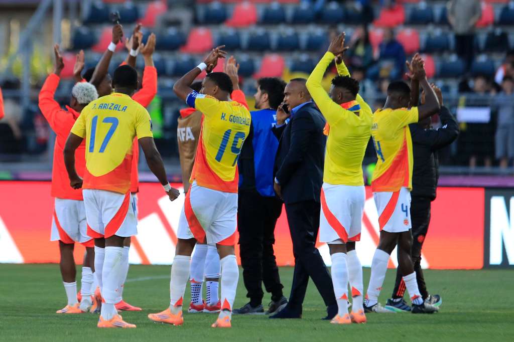 GR3021. TALCA (CHILE), 11/10/2025.- Jugadores de Colombia celebran el triunfo este sábado, al finalizar un partido de cuartos de final de la Copa Mundial Sub-20 entre España y Colombia en el estadio Fiscal de Talca (Chile). EFE/ Benjamín Hernández