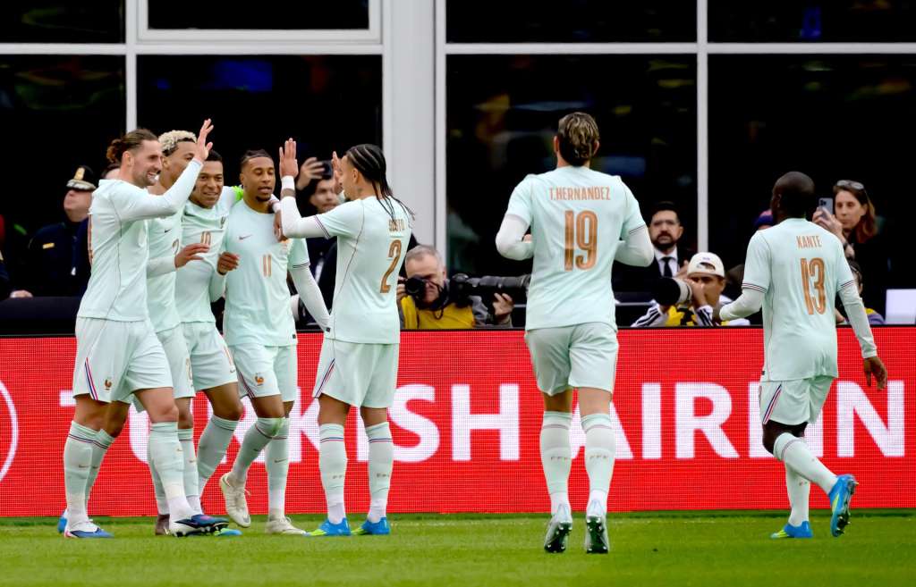 Foxborough (United States), 27/03/2026.- Hugo Ekitike (2L) of France celebrates with teammates after scoring his team's second goal during the international friendly match between Brazil and France in Foxborough, Massachusetts, USA, 26 March 2026. (Futbol, Amistoso, Brasil, Francia) EFE/EPA/ADAM RICHINS