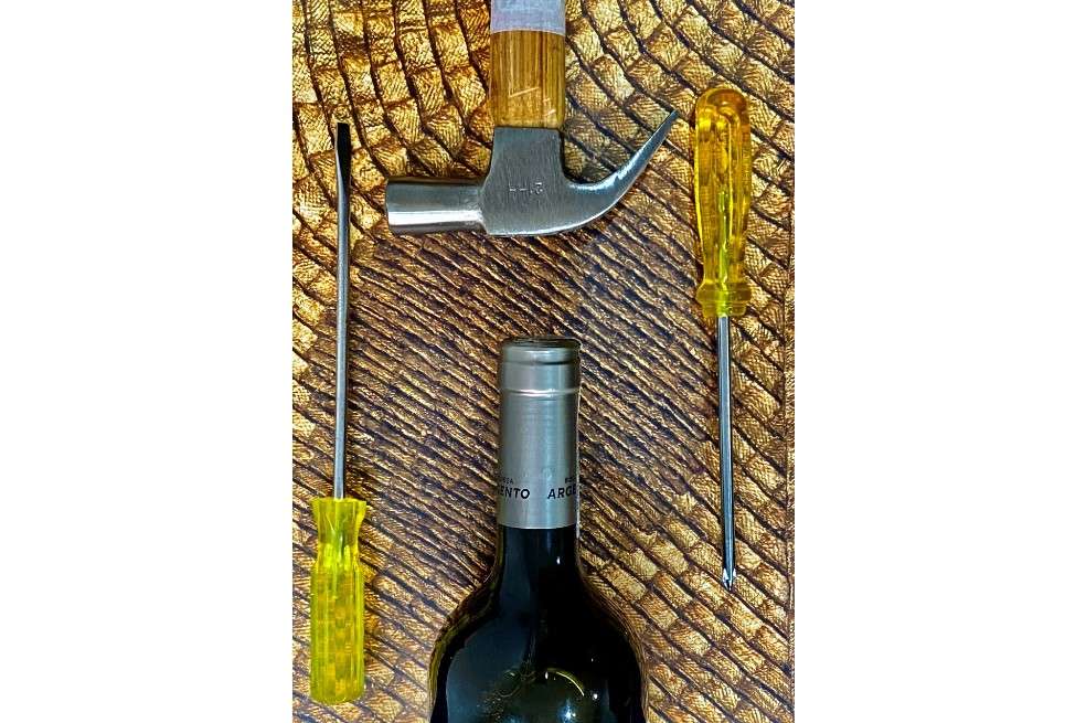 Para eso requería uno o más de estos implementos: martillo con extractor de clavos, tornillo largo y su respectiva herramienta, cuchillo delgado de sierra, tenedor, cuchara de palo, toalla gruesa o inflador con punta de aguja, especial para balones.