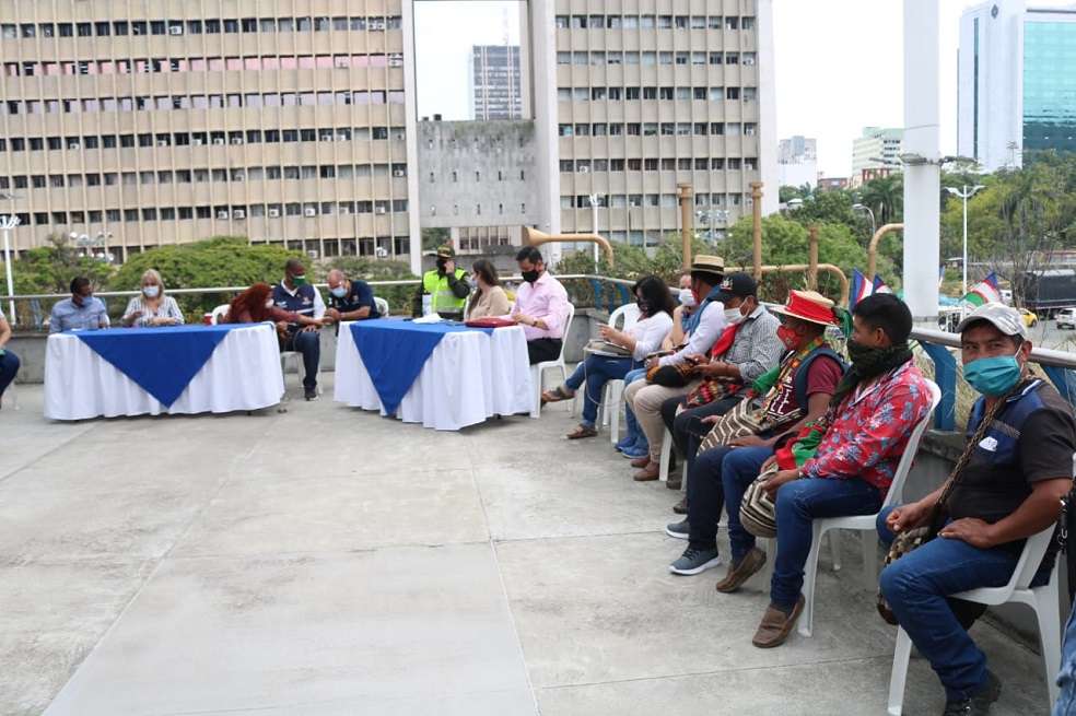 Reunión entre la administración municipal y líderes de la minga.