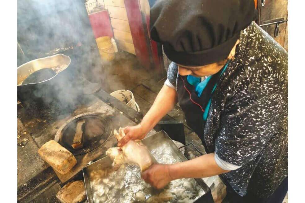 El menú de la tradición alrededor de la laguna de La Cocha: locro pastuso, cuy asado y brevas con arequipe./ Cortesía