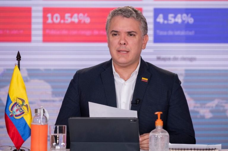 Coronavirus dispara aprobación de Duque y se trepa hasta el 52 % 