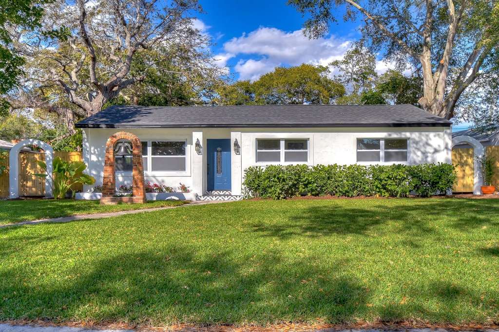 Fotografía cedida hoy por Heckler Realty Group donde se aprecia la casa de arquitectura de estilo español que tiene 200 metros cuadrados de espacio interior, con cinco dormitorios y 3 baños, y unos 700 metros de exteriores, situada en la costera ciudad de Gulfport, Florida, y que será la primera subasta de un NFT de bienes raíces en EE.UU. El jugoso mercado de compra/venta de propiedades en Florida dará la próxima semana un paso más en su desarrollo al combinar por primera vez en Estados Unidos la tecnología NFT (tóquenes no fungibles) y los bienes raíces con una subasta de una casa en la costa este del estado como un NFT. EFE/Heckler Realty Group /SOLO USO EDITORIAL /SOLO DISPONIBLE PARA ILUSTRAR LA NOTICIA QUE ACOMPAÑA (CRÉDITO OBLIGATORIO)