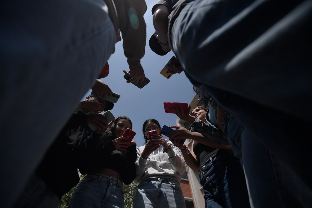 Las primeras normativas que implementaron los sistemas educativos limitaban el uso del celular durante las clases, pero lo permitían en el descanso. Esa solución tuvo consecuencias no previstas.