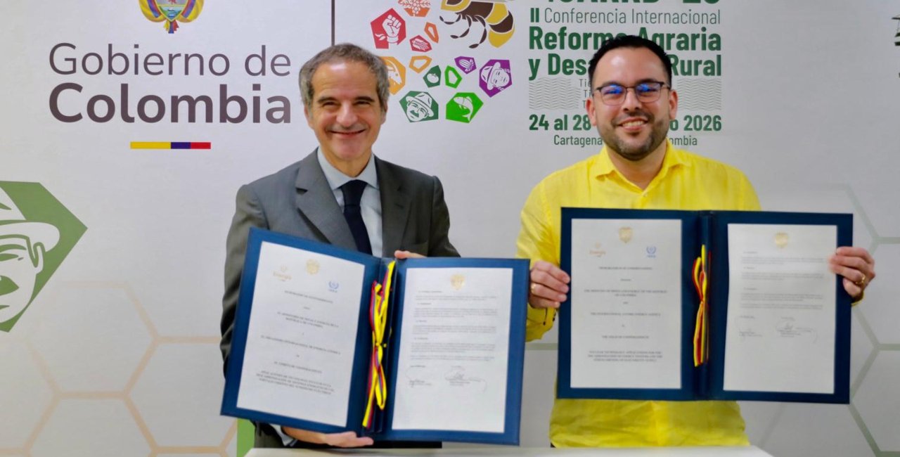 El ministro de Minas y Energía, Edwin Palma, y el director general de la OIEA (Organismo Internacional de Energía Atómica), Rafael Mariano Grossi, firmaron el memorando.