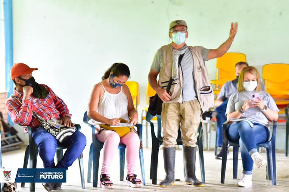 De pie, con botas pantaneras, Anderson Rodríguez durante una de las mesas de concertación entre campesinos y la compañía SierraCol Energy.