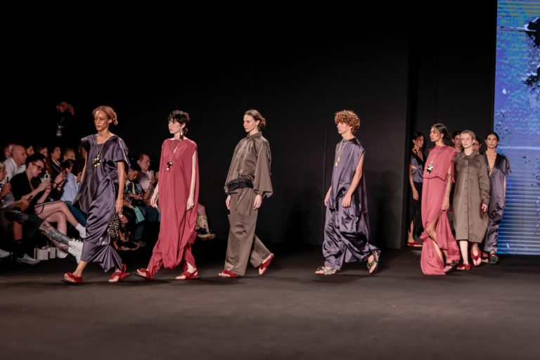 “Frontera”, de Julia y Renata: moda mexicana en tiempos de hostilidad migratoria